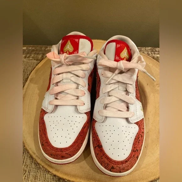 New In Box Size 4 Grade School Air Jordan‎ 1 Low SE “Spades” White/Metallic Gold